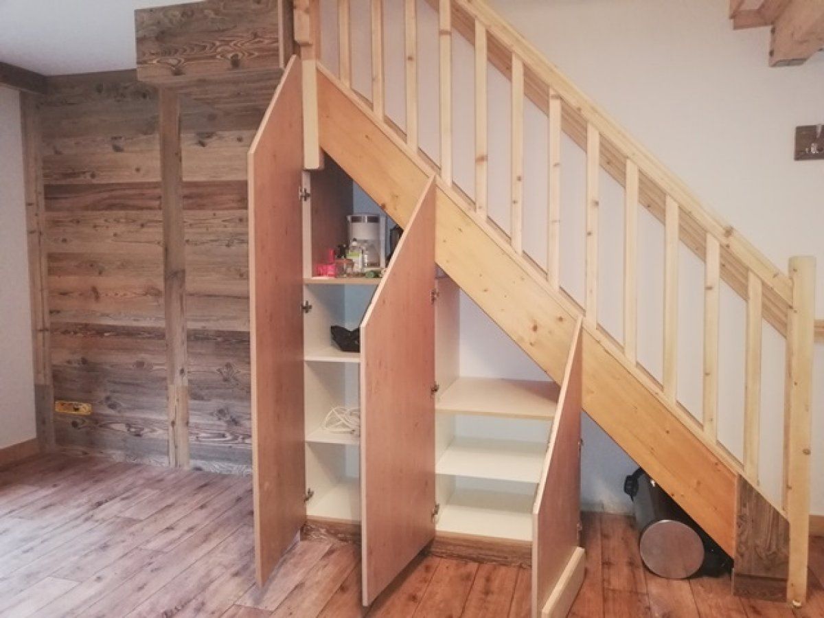 Agencement placard sous escalier en vieux bois